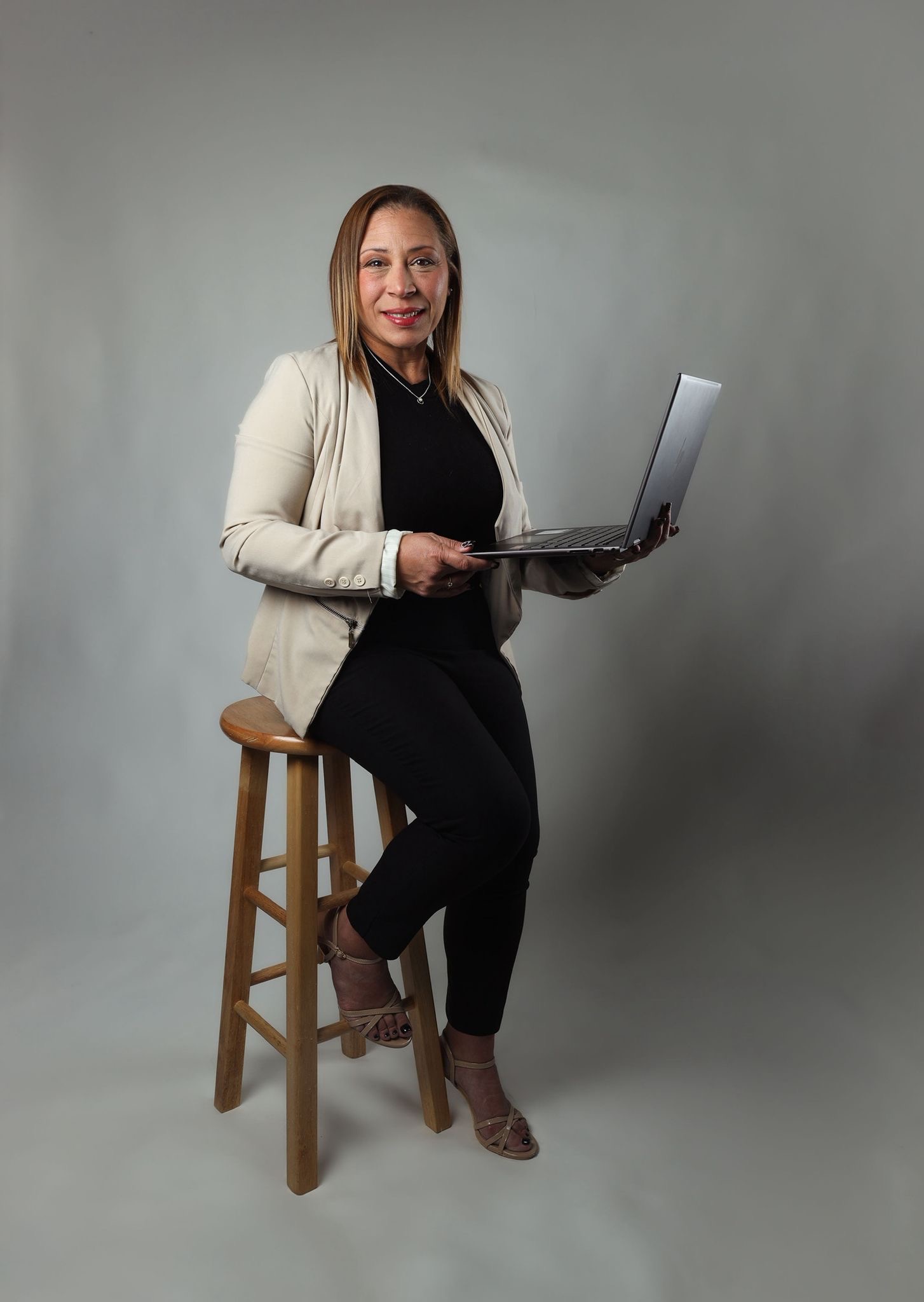 Noelia Ortiz Cruz con su computadora